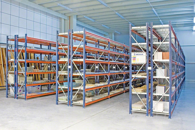Стеллаж складской металлический разборный на складе готовой продукции производственного цеха